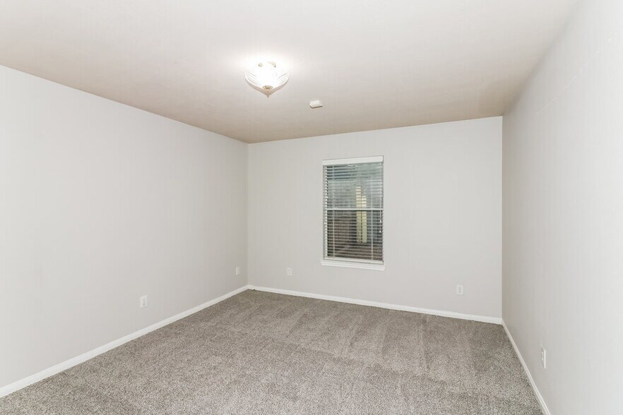 Building Photo - 810 Courtside Dr E