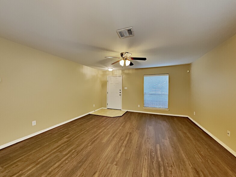 Building Photo - 6907 Macaway Crk