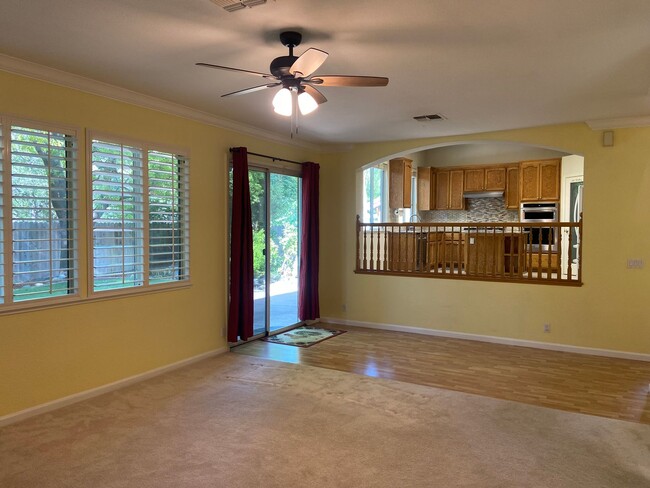 Building Photo - Large 4 bdrm 3 bath in Broadstone