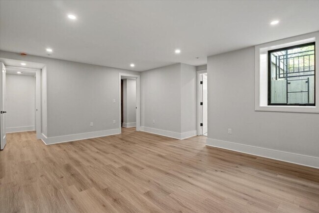Building Photo - 116 Thorndike St
