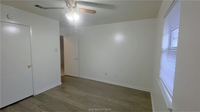 Building Photo - 701 San Saba Dr