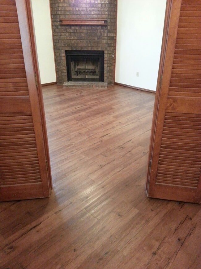 Building Photo - 2108 Meench Dr