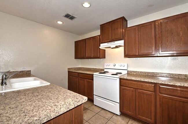 Building Photo - BEAUTIFUL SINGLE STORY HOME  |  CLOSE TO H...
