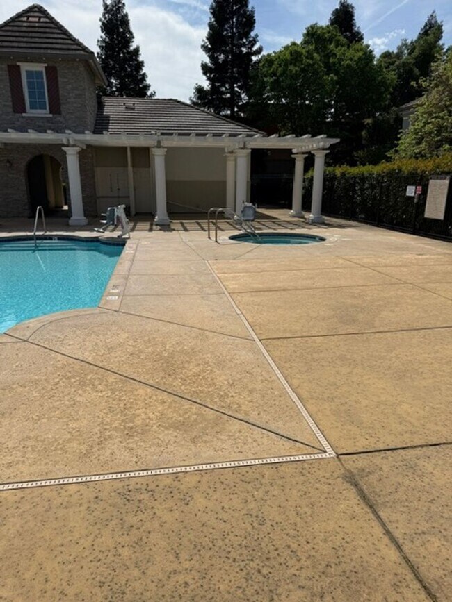 Building Photo - Gorgeous Natomas Condo