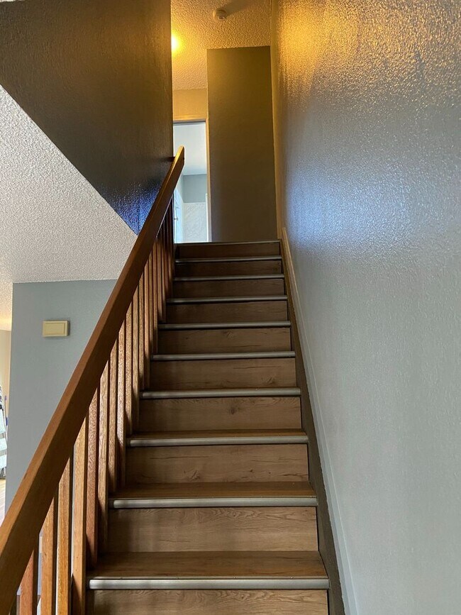 Building Photo - Stunning 2 Bed/2 Bath Townhome near Ft Carson!