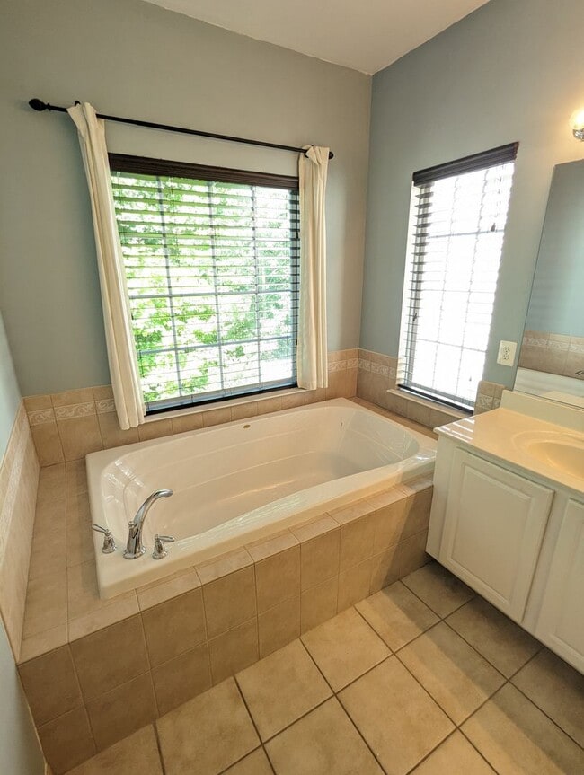 Building Photo - Impeccably maintained SFH in Clarksburg re...