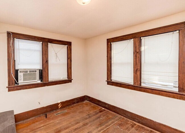 Building Photo - 3 bedroom, 1 bathroom East Campus House