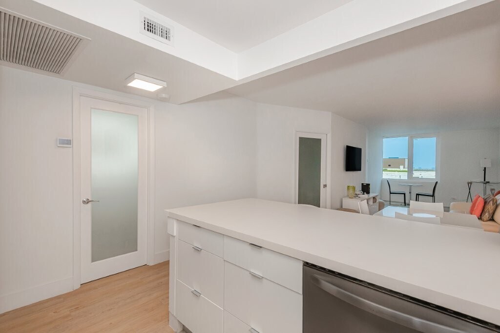 Building Photo - 2301 Collins Ave