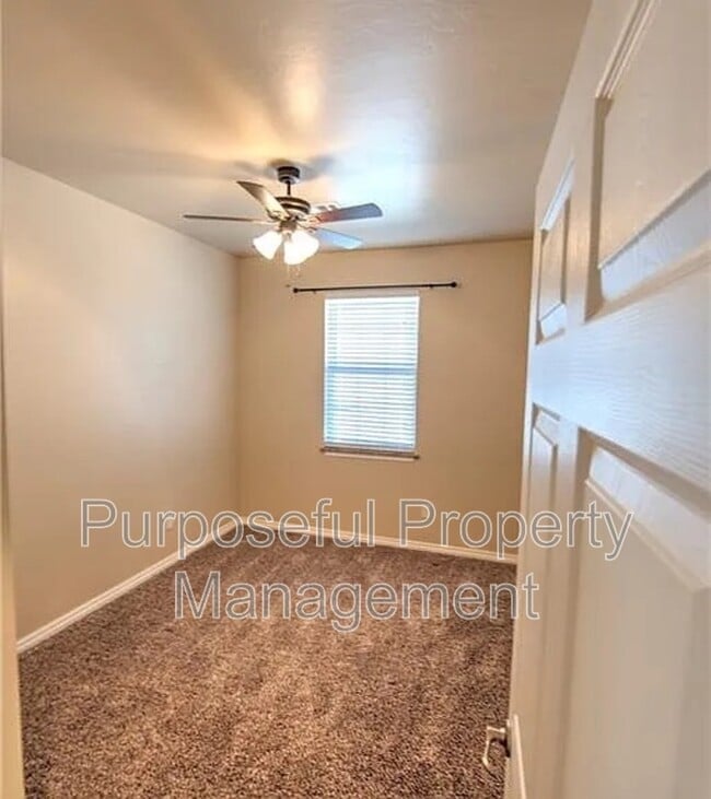 Building Photo - 2102 Lonnie Ln