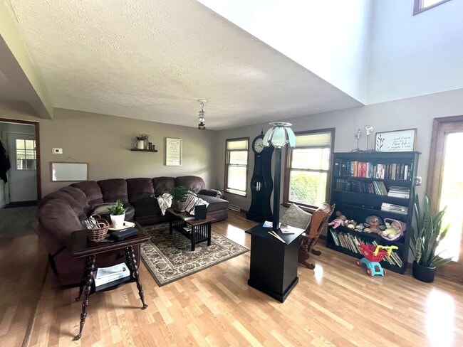 Building Photo - Spacious 4BR/3.5BA Single Family Home on 2...