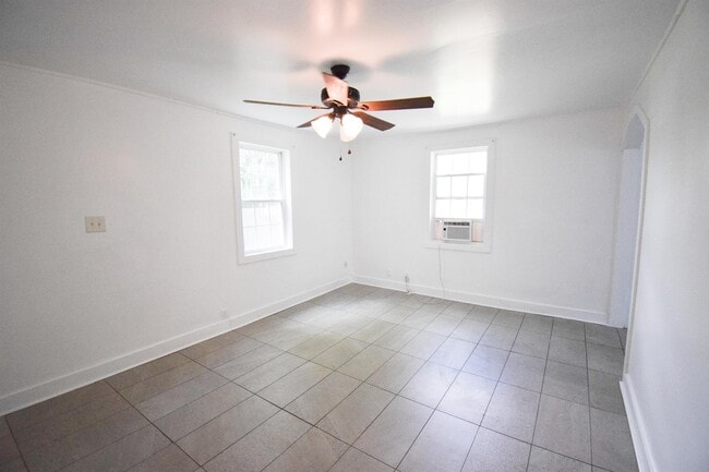 Building Photo - 2716 Sunrise St