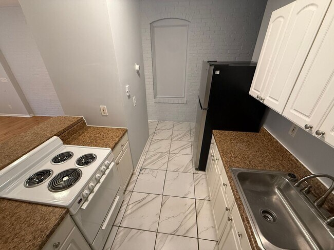 Building Photo - 178-188-188 S Whitney St