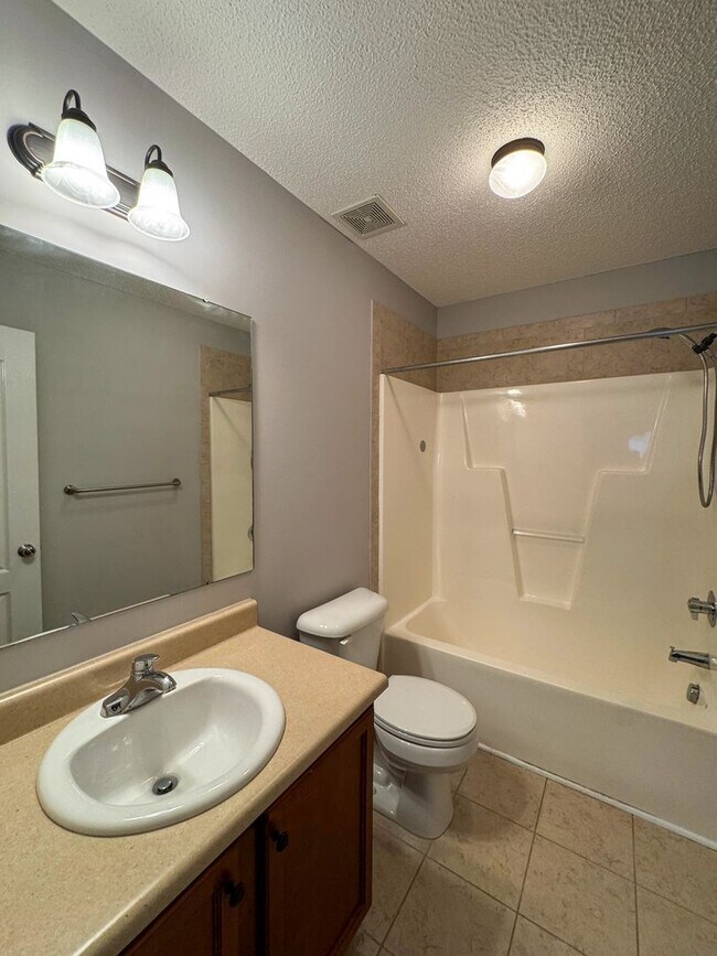 Building Photo - Beautiful 4 Bed 2.5 Bath Home with Fenced Backyard