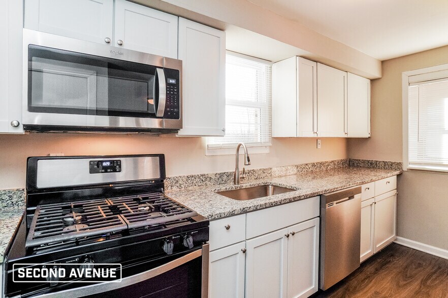 Building Photo - 216 Grove Rd