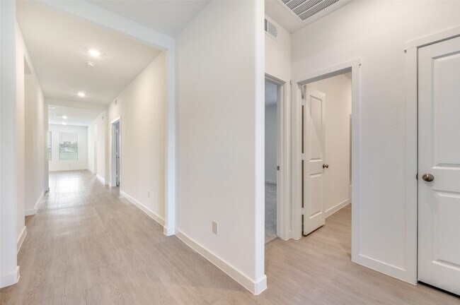 Building Photo - 10005 Standardbred Dr