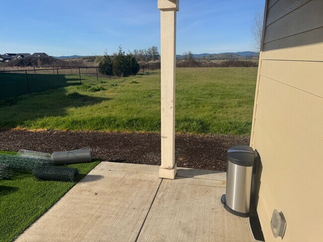 Building Photo - Bres01