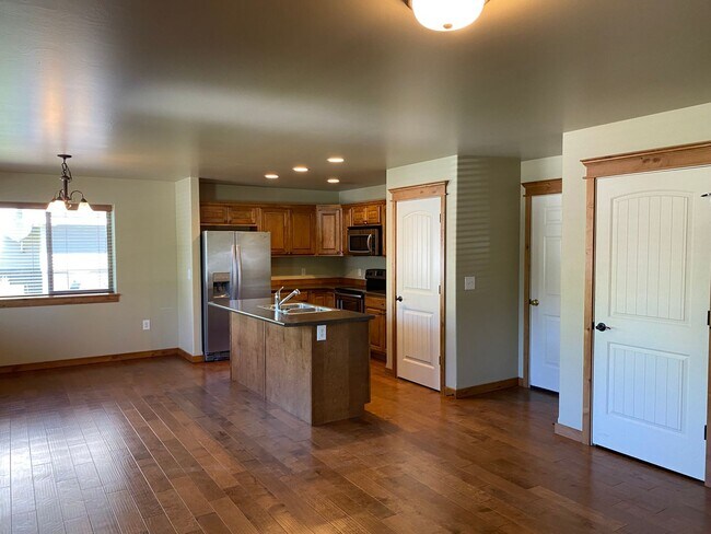 Building Photo - 3 Bedroom, End Unit, Condo in Bozeman