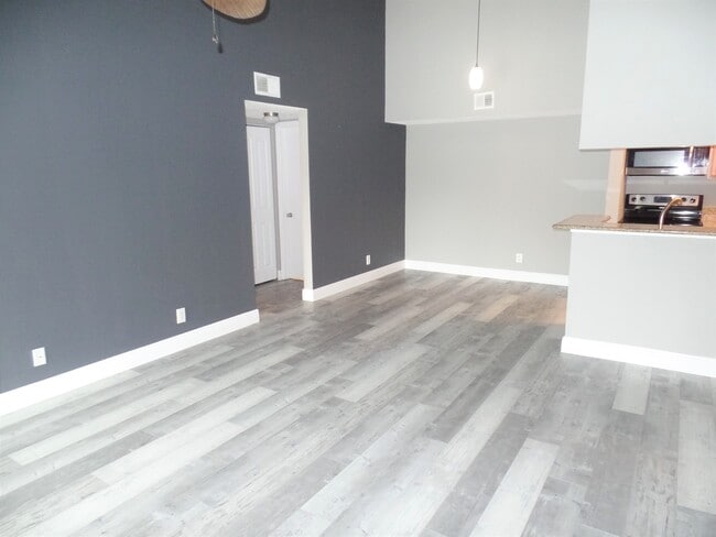 Building Photo - 5612 Rock Island Rd