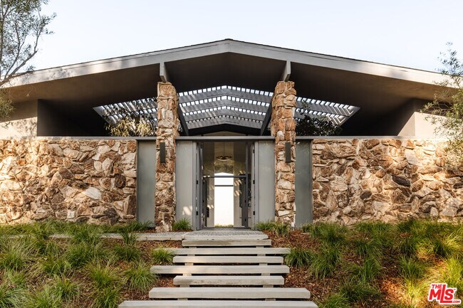 Building Photo - 8559 Edwin Dr
