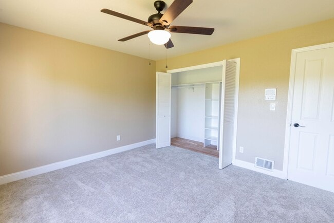 Building Photo - Beautiful 5 bedroom/3bath home with a pool