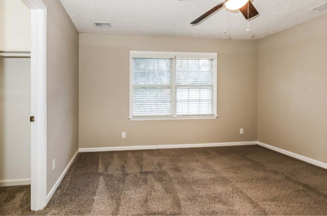 Building Photo - 2444 Quentin Dr
