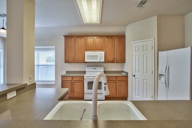 Building Photo - 2605 Monroe Dr