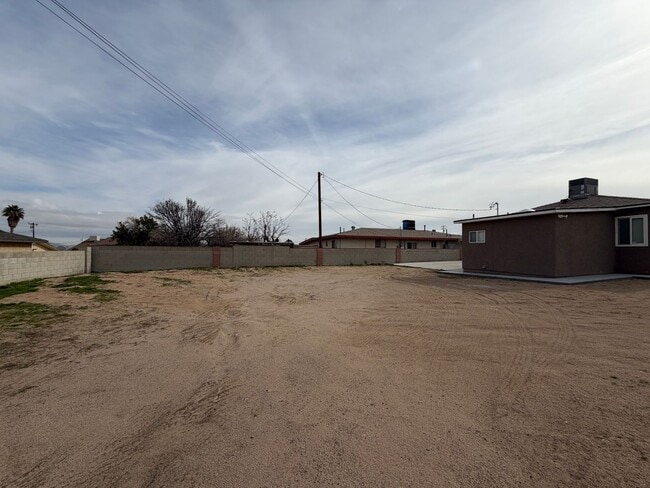Building Photo - NEW LISTING!! 3 Bedroom 1.5 Bathroom House with Huge Yard, Central Heat & Air!