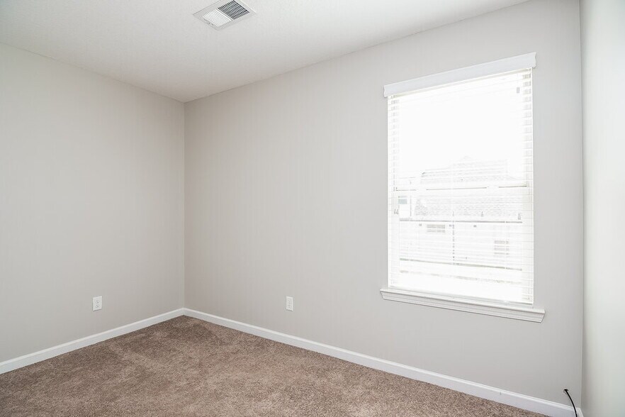 Building Photo - 40 Willow Springs Ln