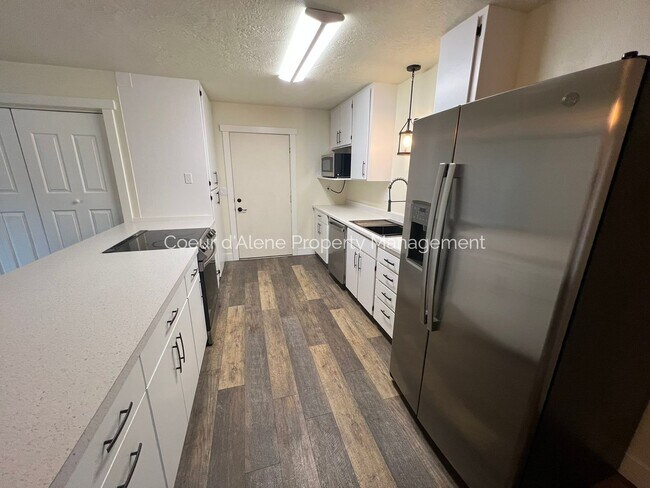 Building Photo - 10230 N Hillview Dr