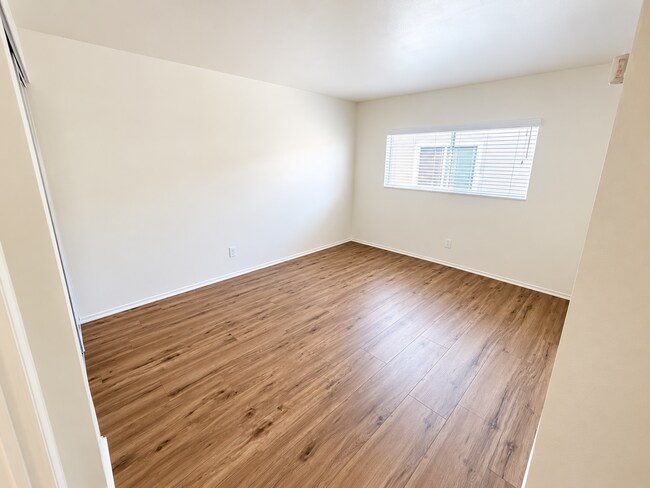 Building Photo - 11441 Oxnard St