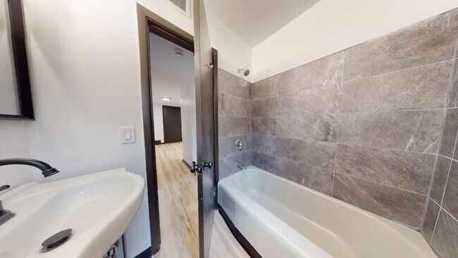 Building Photo - Parma - 2 Bedroom - 3rd Floor Unit