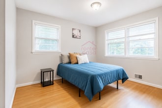 Building Photo - THE KNOLLVIEW | Spacious updated home just a 5-minute walk to bus 186, offering convenient and co...