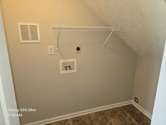 Building Photo - 3 Bedroom, 2 bath house with a bonus room and one car garage.