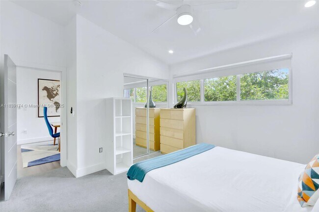 Building Photo - 320 Hendricks Isle