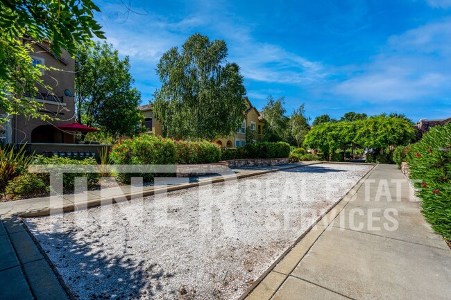 Building Photo - Beautifully updated Natomas Condo in Gated...