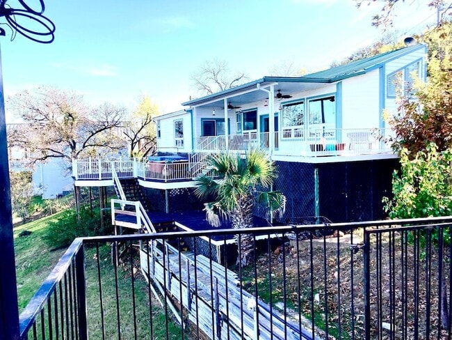 Building Photo - 215 Mountain Top