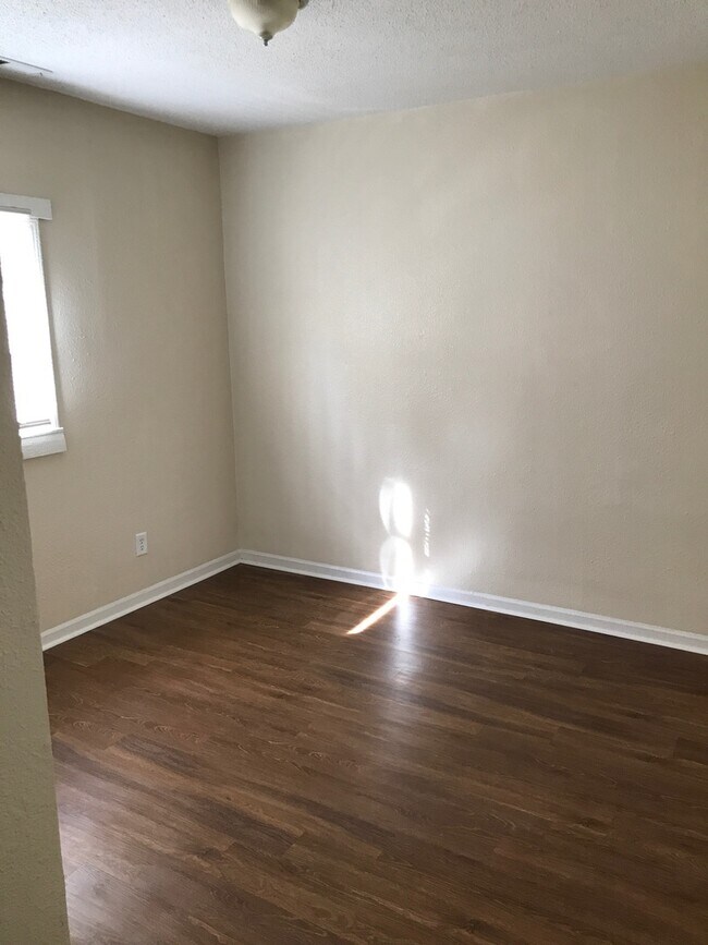 Building Photo - 1800 Longview Dr