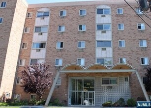 Building Photo - 40 Zabriskie St