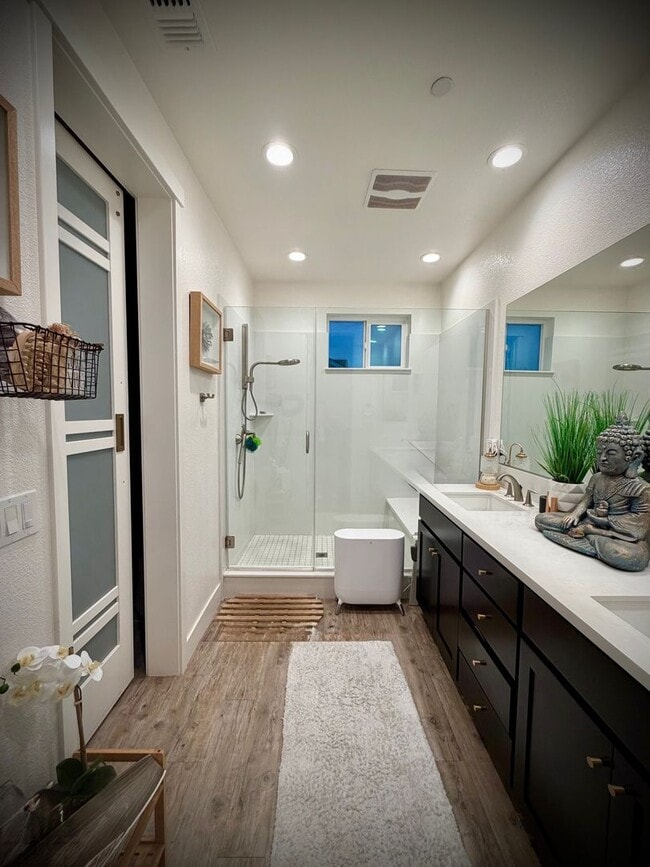 Building Photo - Luxury 4BR Home with Dual Side Yards, Putt...