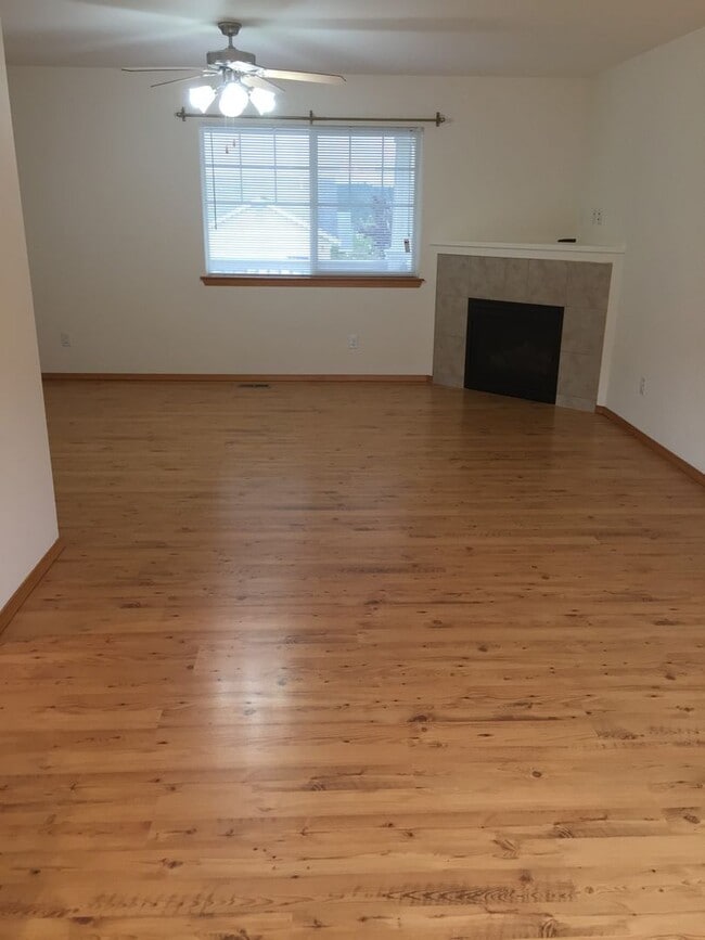 Building Photo - ***PENDING APPLICATION*** Lovely 3 Bedroom...