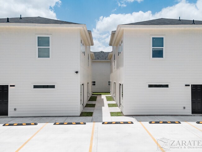 Primary Photo - 200 Cub Cir