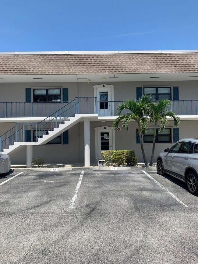 Building Photo - 755 Saturn St