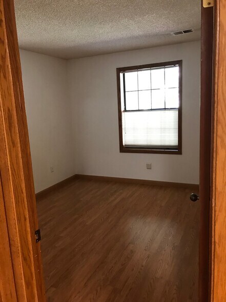 Bedroom/ w walk-in closet - 2902 Shadow Creek Dr