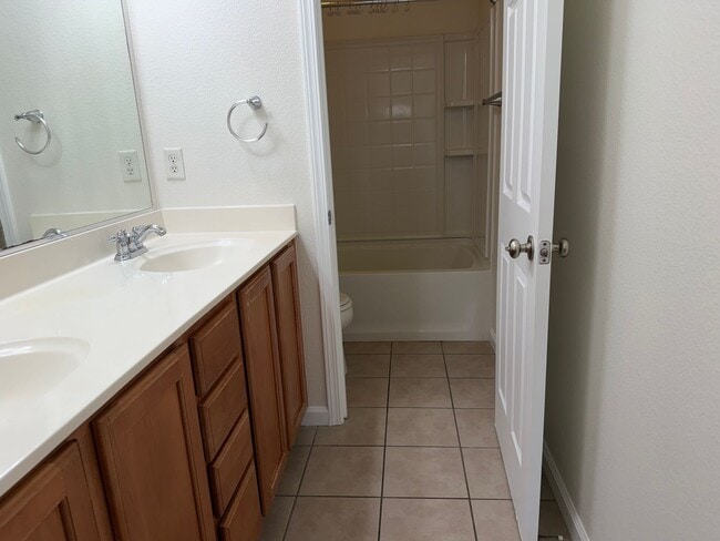Building Photo - Gorgeous 4 bedroom 2 story home in Anatolia