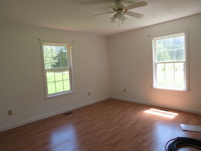 Building Photo - 3 Bedroom 2 Bath home on 1 acre