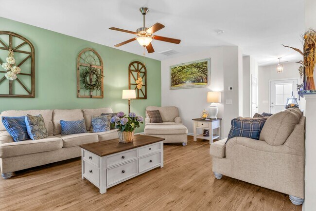 Building Photo - 4 bedroom 2.5 bathroom home close to beaches, shopping, and Marine Corps Bases.