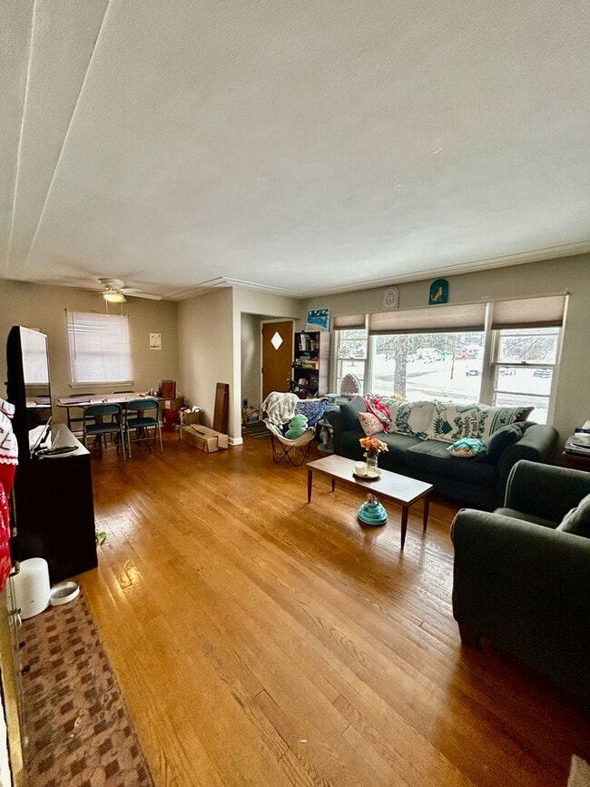 Building Photo - AVAILABLE JUNE - 4 BED 2 BATH