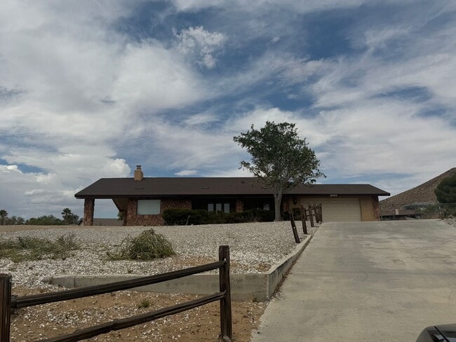 Primary Photo - Beautiful home in Desert Knolls area