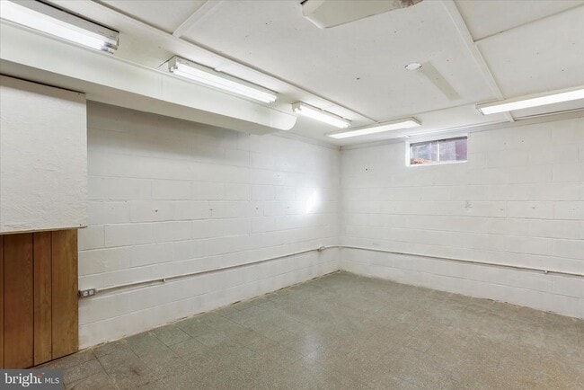 Building Photo - 855 Anthony Ave