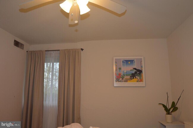 Building Photo - 160 Talbott St